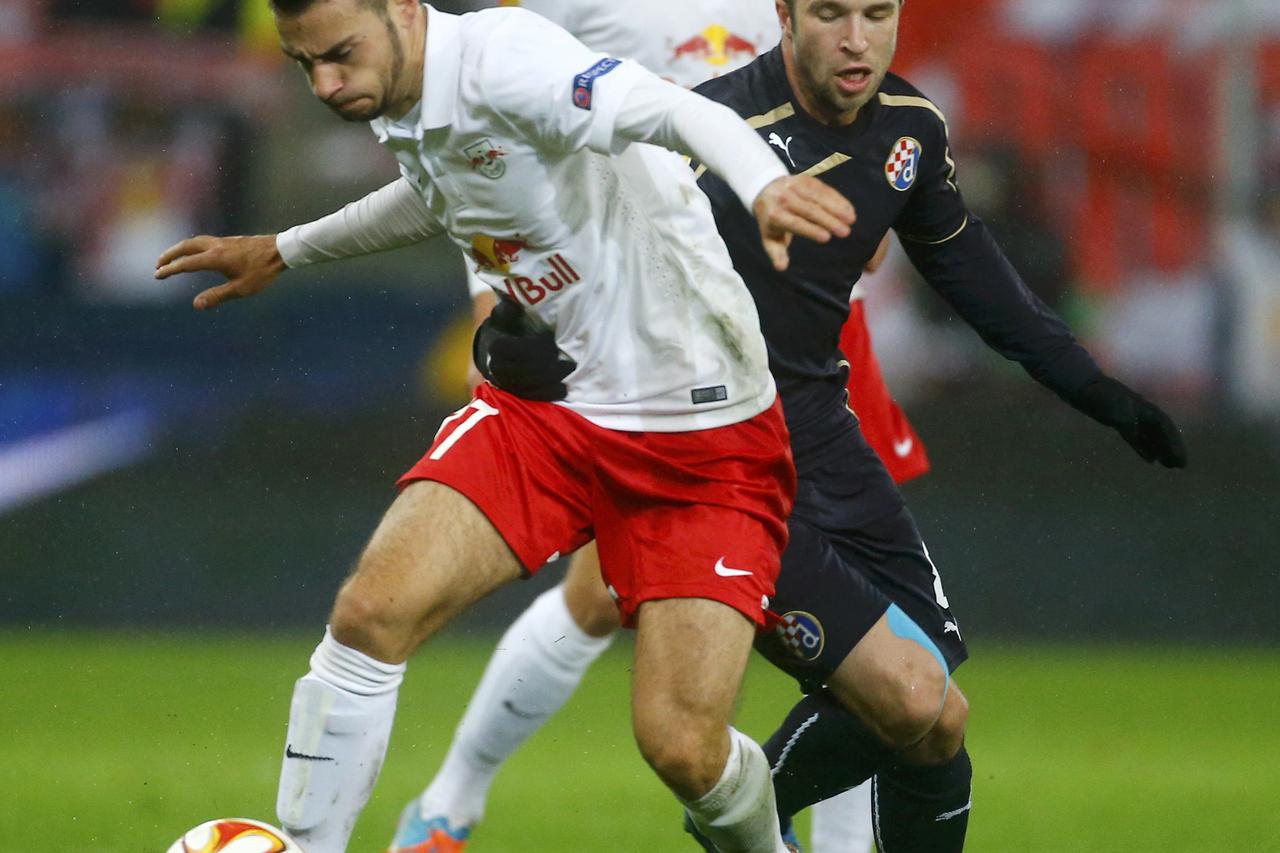 Salzburg's Andreas Ulmer is challenged by Dinamo Zagreb's Domagoj Antolic (R) during their Europa League Group D soccer match in Salzburg October 23, 2014.     REUTERS/Dominic Ebenbichler (AUSTRIA  - Tags: SPORT SOCCER)