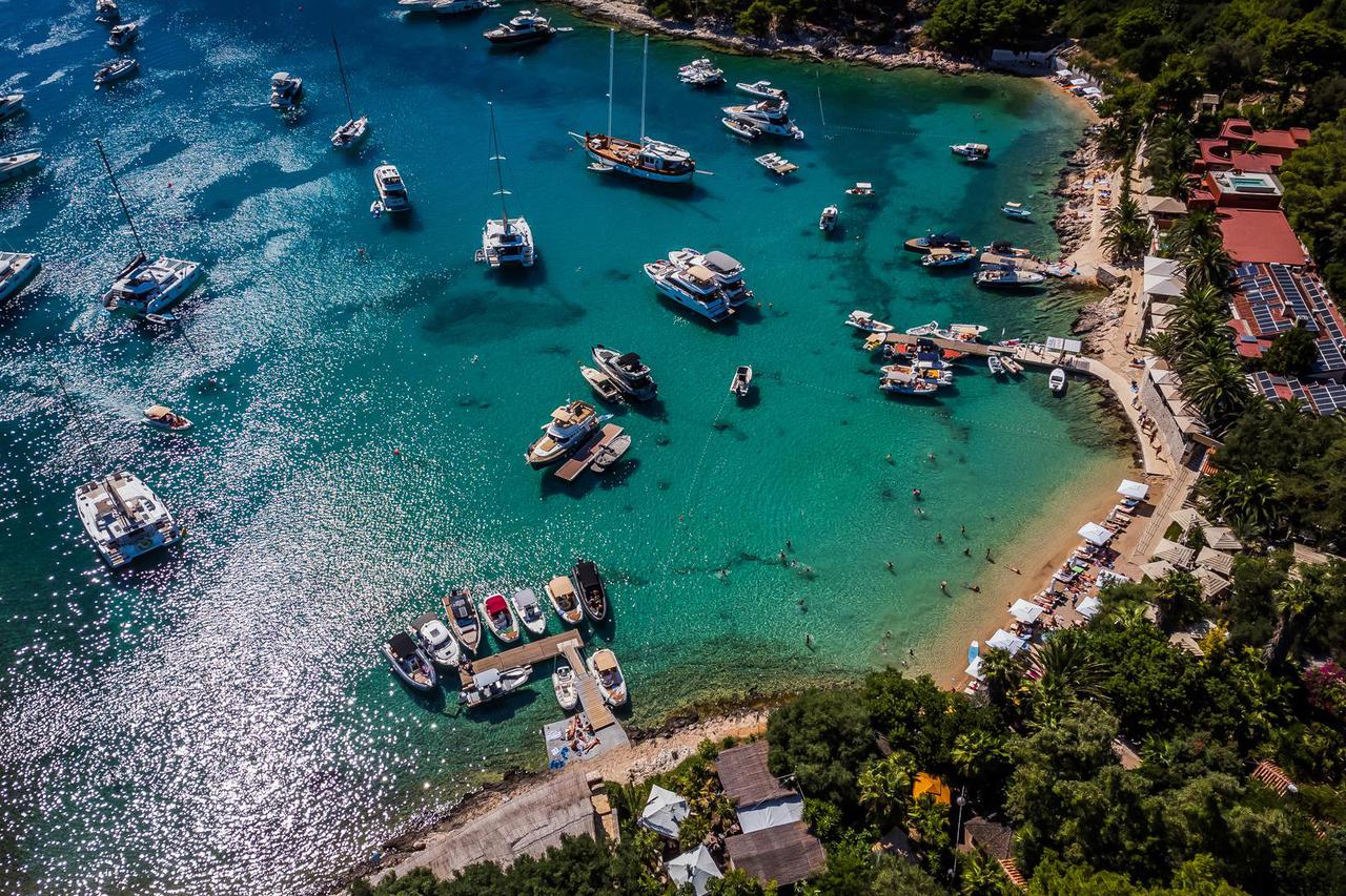 Pogled iz zraka na čarobnu morsku oazu, uvalu Vinogradišće na Paklenim otocima