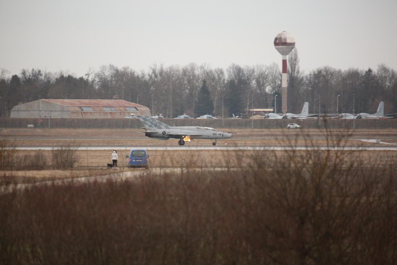 01.01.2000., Zagreb - Dva borbena zrakoplova Rafale preletjela su Zagreb, a tri MiG-a Hrvatskog ratnog zrakoplovstva presrela su ih te otpratila do zracne luke Franjo Tudjman u sklopu zajednickih vojnih vjezbi Hrvatske i Francuske. Photo: Slaven Branislav Babic/PIXSELL