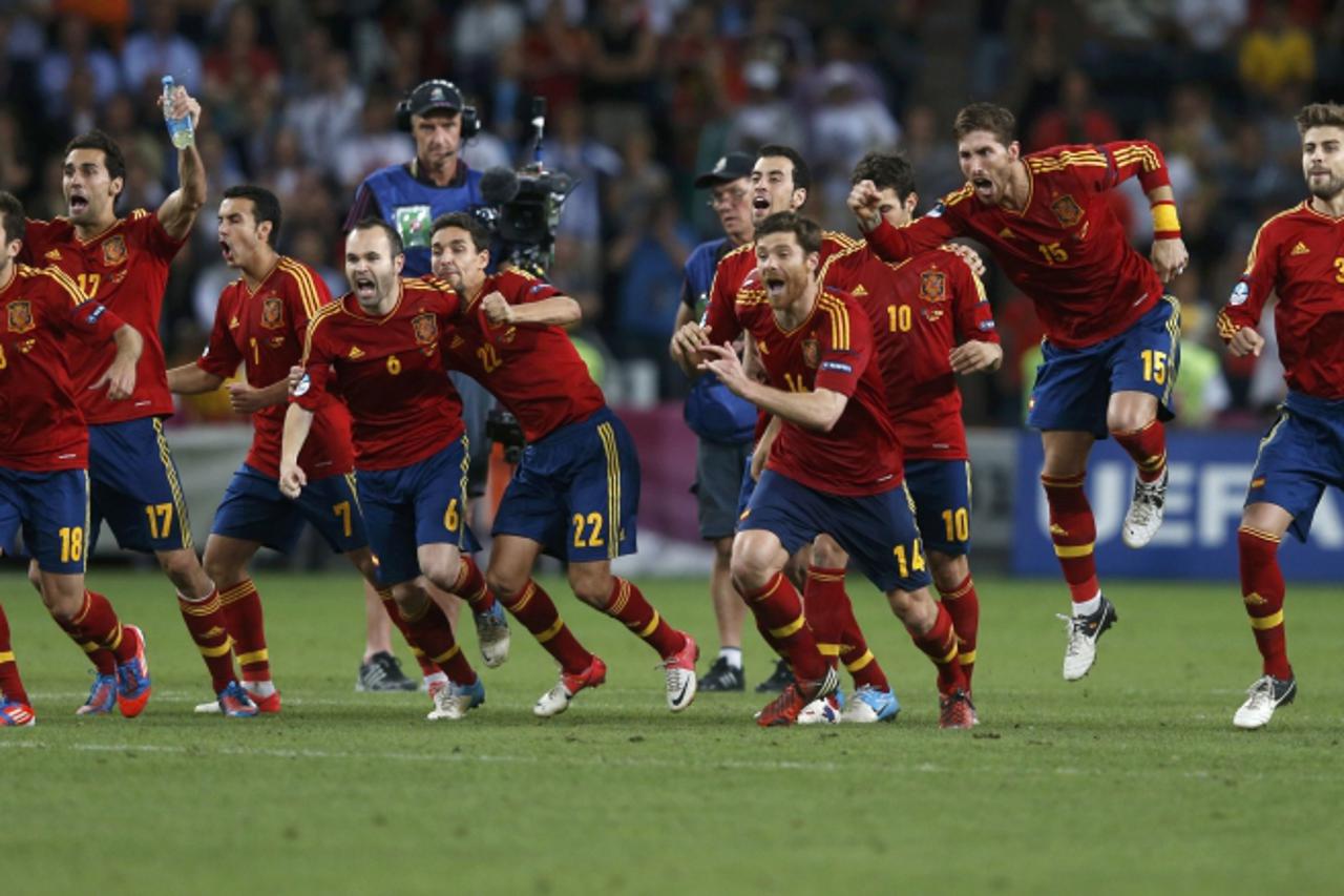 'Spain\'s players celebrate after defeating Portugal after Euro 2012 semi-final soccer match at the Donbass Arena in Donetsk, June 27, 2012.                                 REUTERS/Eddie Keogh (UKRAIN