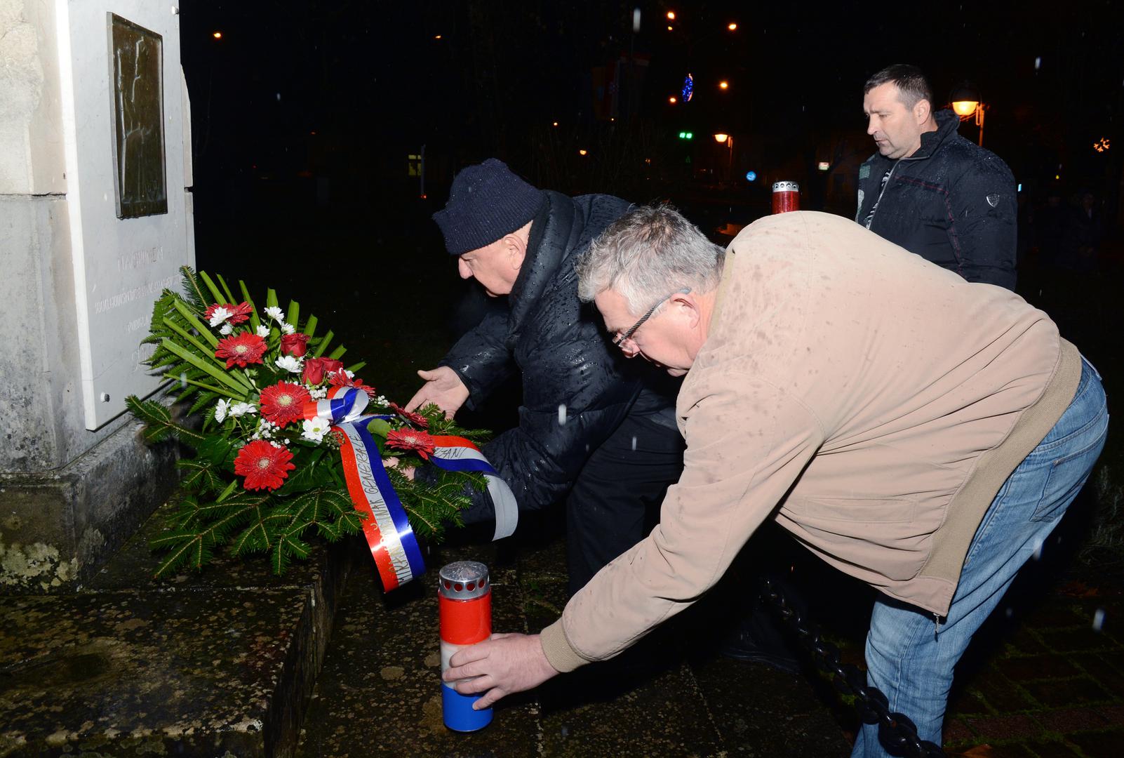 Mještani Sunje i hrvatski branitelji ovog posavskog mjesta na komemoraciji su se prisjetili dana koje su tijekom Domovinskog rata proveli s generalom Praljkom.