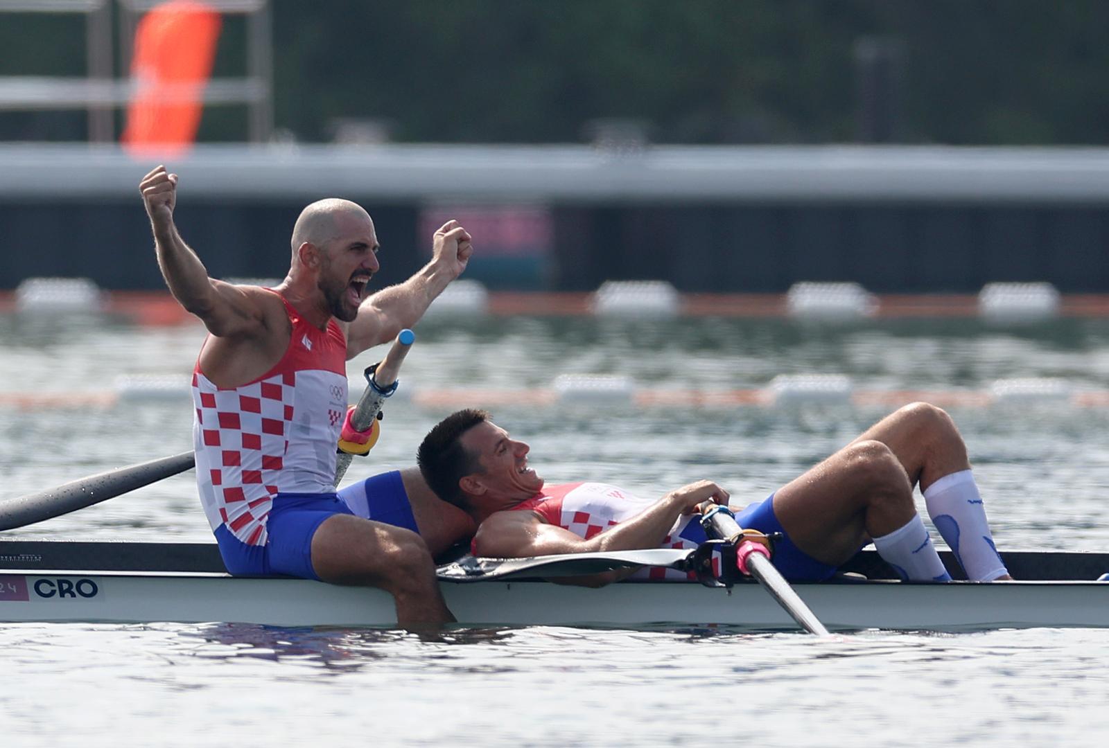 Hrvatski veslači Valent i Martin Sinković osvojili su svoje treće zlatna medalje na olimpijskim igrama u karijeri obranivši naslov olimpijskih prvaka u dvojcu na OI u Parizu.