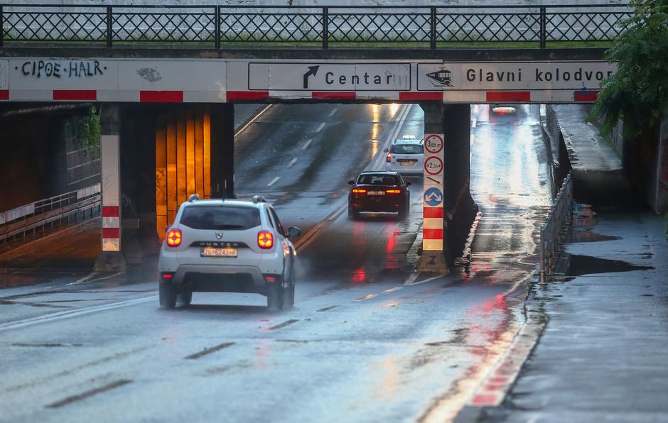 Zagreb: Promet u  Miramarskoj nakon pljuska