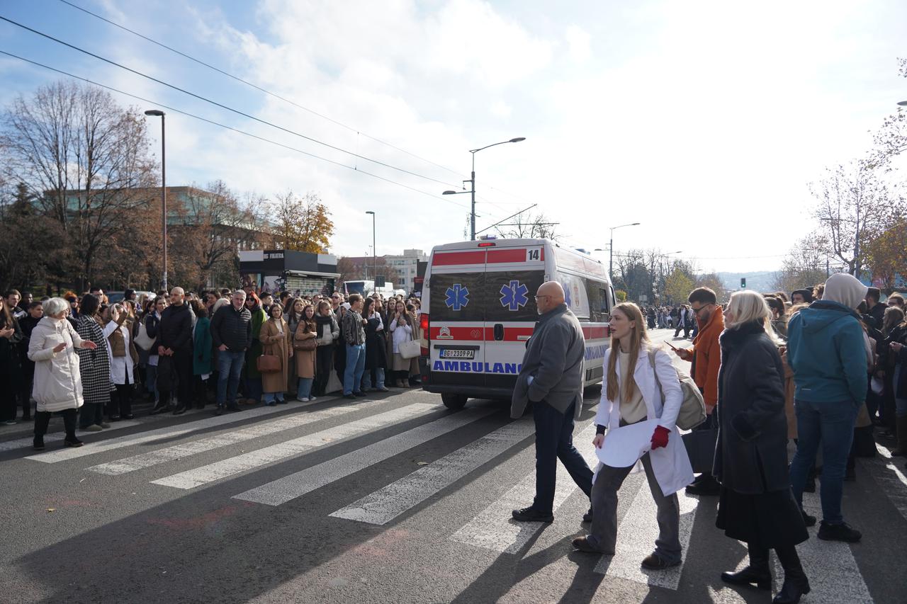 Beograd: Studenti medicine blokirali promet prosvjedujući nakon tragedije na željezničkom kolodvoru