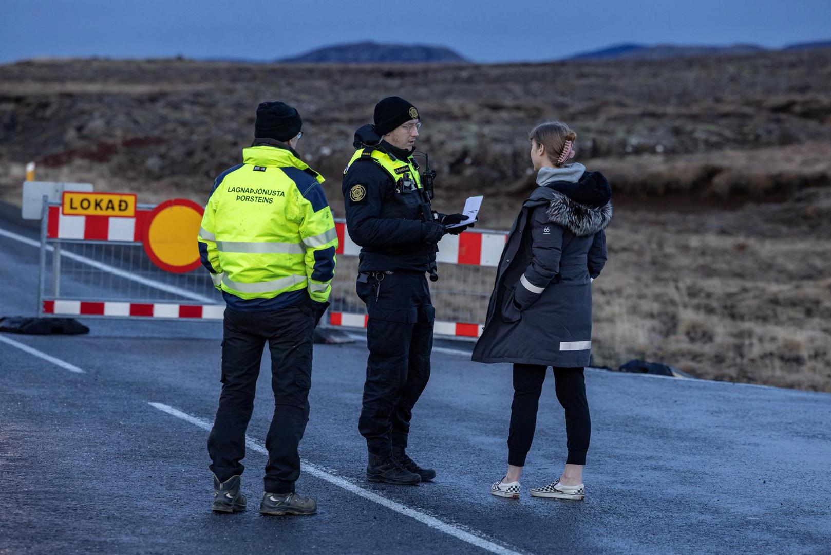 A police officer talks to a local resident on a road leading to the fishing town of Grindavik, which was evacuated due to volcanic activity, in Iceland November 16, 2023. REUTERS/Marko Djurica Photo: MARKO DJURICA/REUTERS