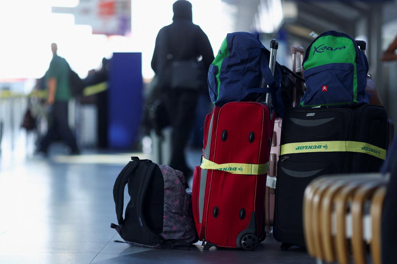 "Letzte Generation" (Last Generation) activists protest at Cologne-Bonn airport