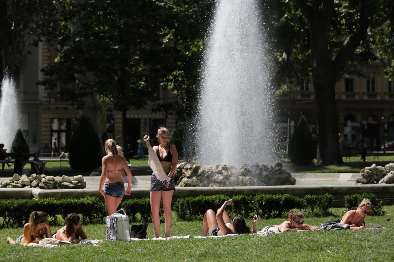 23.07.2016., Zagreb - Mnostvo turista na zagrebackm ulicama i trgovima. Mlade turistkinje potrazile suncanje i osvjezenje od vrucine kraj fontane u parku Zrinjevac.  Photo: Tomislav Miletic/PIXSELL