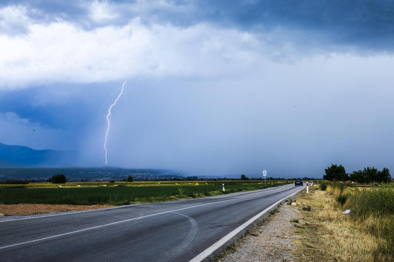 Grmljavinsko nevrijeme u Sinju