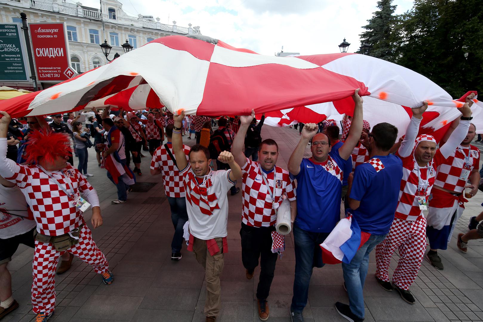 - Sve smo organizirali, krojačica nas spremno čeka - dodali su sa smiješkom