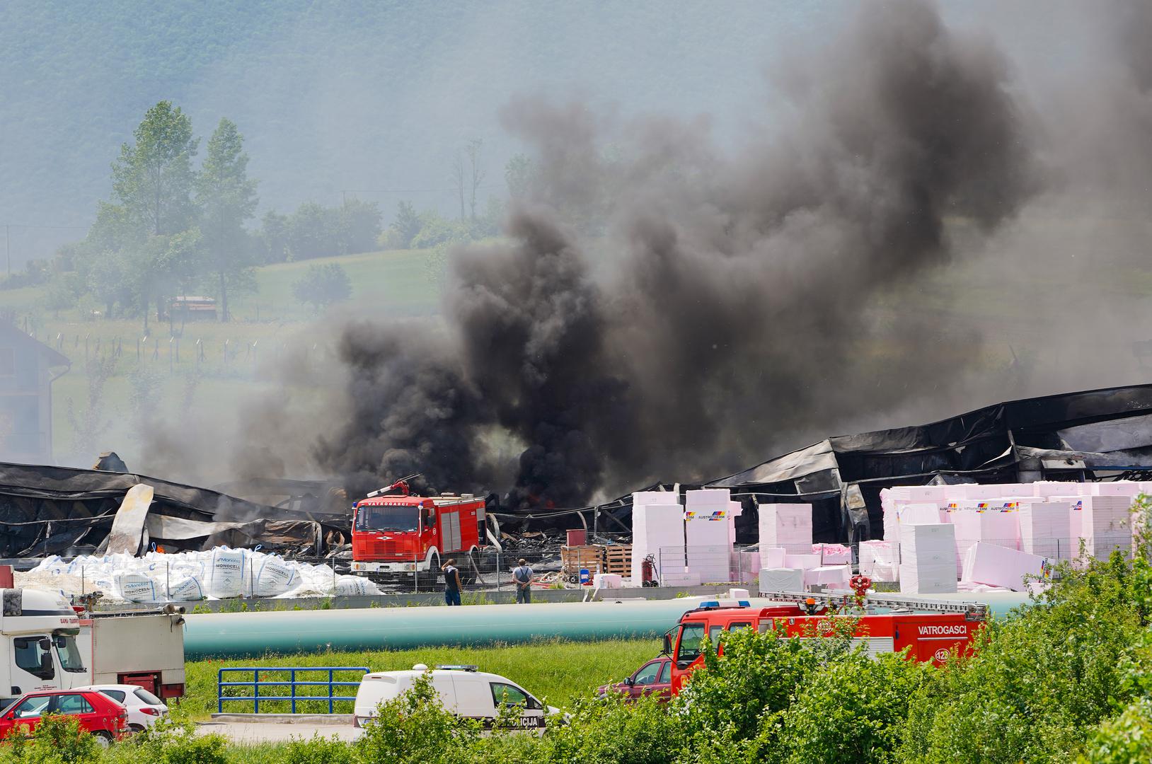 24.05.2022., Bihac, Bosna i Hercegovina - U jutarnjim satima izbio je pozar u tvornici austrijske tvrtke Austrotherm u naselju Kamenica koja se bavi proizvodnjom toplinskih izolacija. Photo: Dejan Rakita/PIXSELL