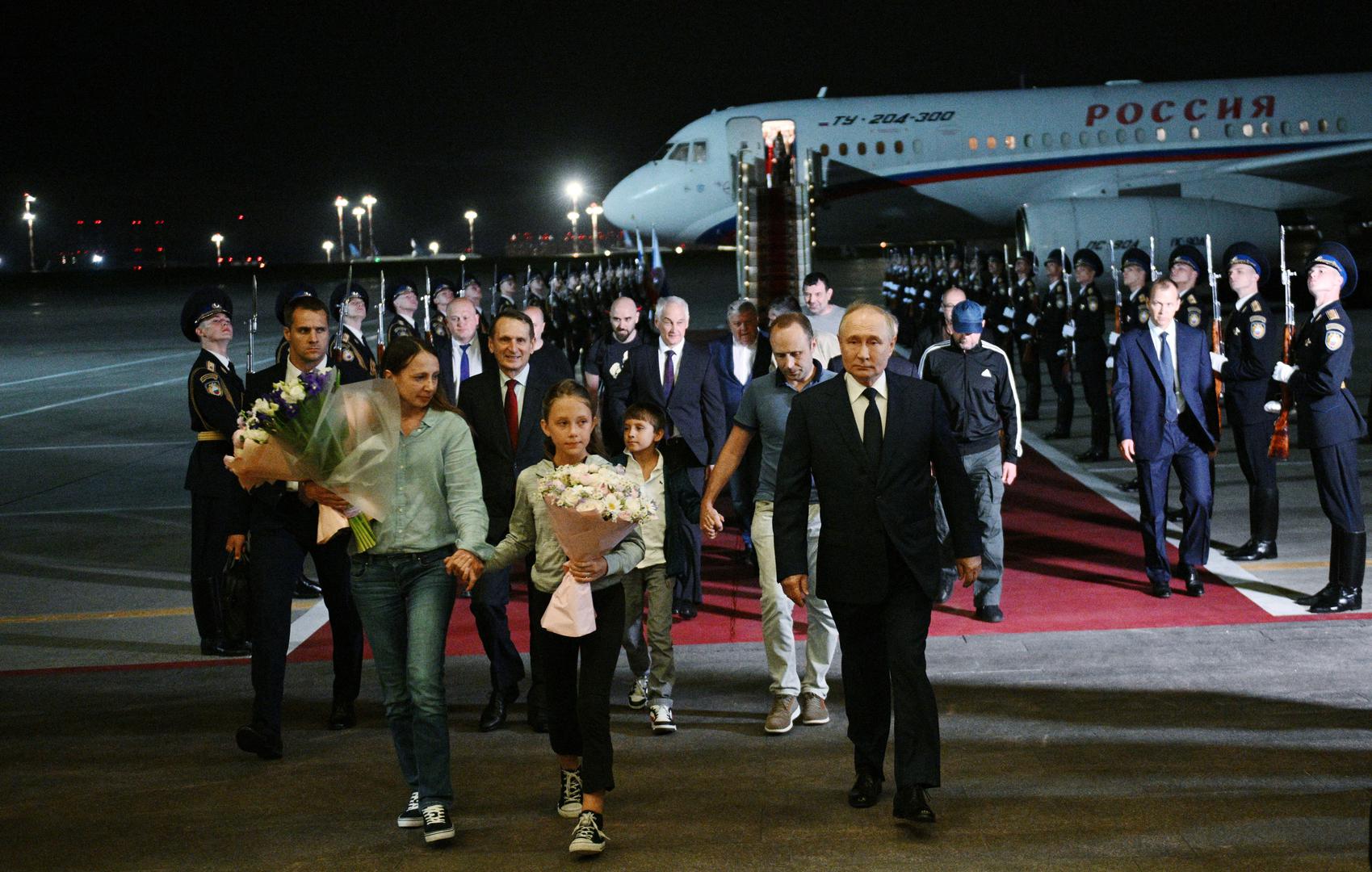 Russian President Vladimir Putin welcomes Russian nationals, including Artyom Dultsev, Anna Dultseva and their children, following a prisoner exchange between Russia with Western countries, during a ceremony at Vnukovo International Airport in Moscow, Russia August 1, 2024. Sputnik/Kirill Zykov/Pool via REUTERS ATTENTION EDITORS - THIS IMAGE WAS PROVIDED BY A THIRD PARTY. Photo: KIRILL ZYKOV/REUTERS