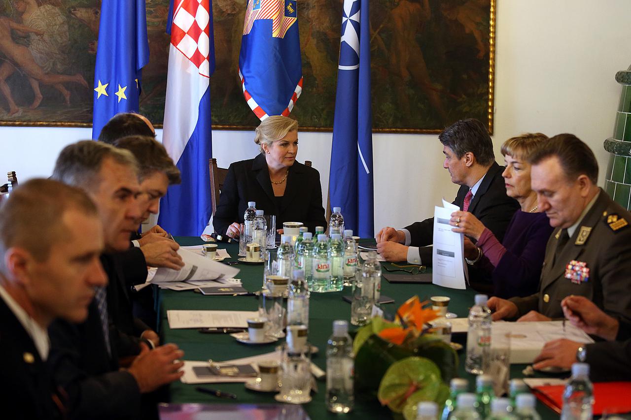 07.04.2015., Zagreb - Sjednica Vijeca za nacionalnu sigurnost odrzana je u Uredu Predsjednice Kolinde Grabar Kitarovic u Vili Prekrizje.  Kolinda GrabarKitarovic, Zoran Milanovic. Photo: Goran Stanzl/PIXSELL