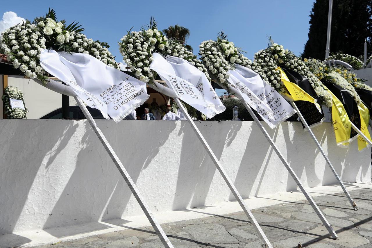 Atena: Na mjestu gdje je ubijen navijač AEK-a građani ostavljaju svijeće i cvijeće