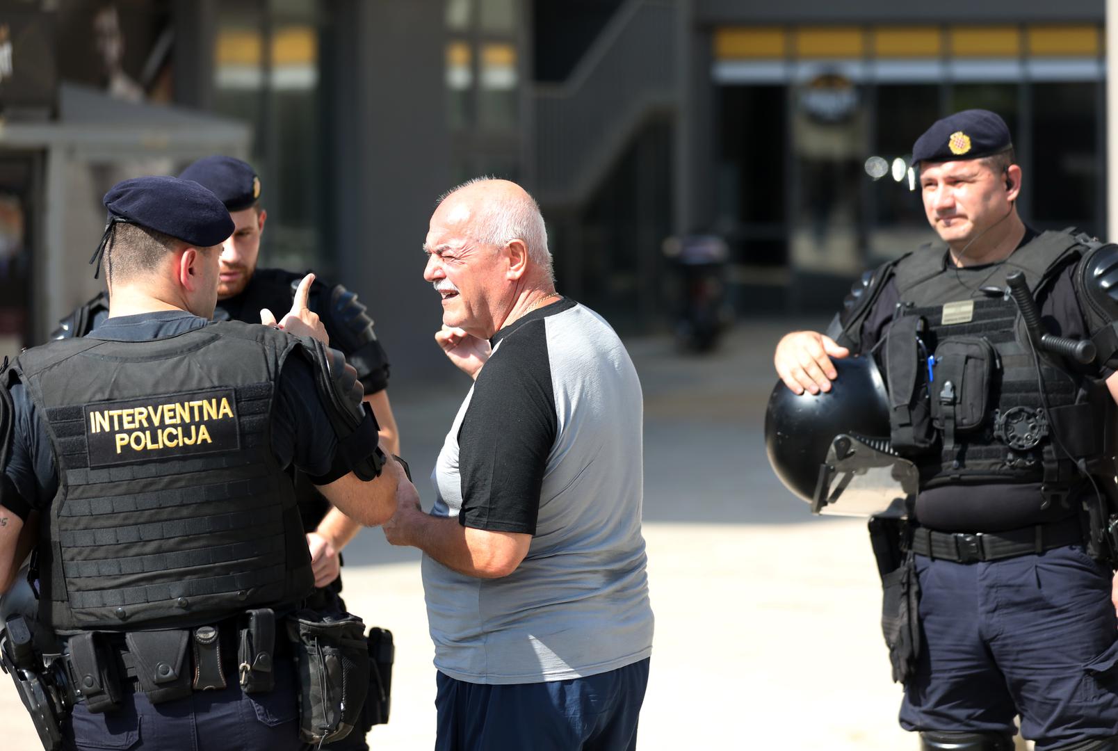 09.07.2024., Pula: Nemali broj interventnih policajaca, blokiran kvart, odvjetnici i rijetki stanari pulske poslovno-stambene zgrade popularne "Porecanke", obiljezili su ovo vruce pulsko jutro. Photo: Sasa Miljevic / PIXSELL/PIXSELL