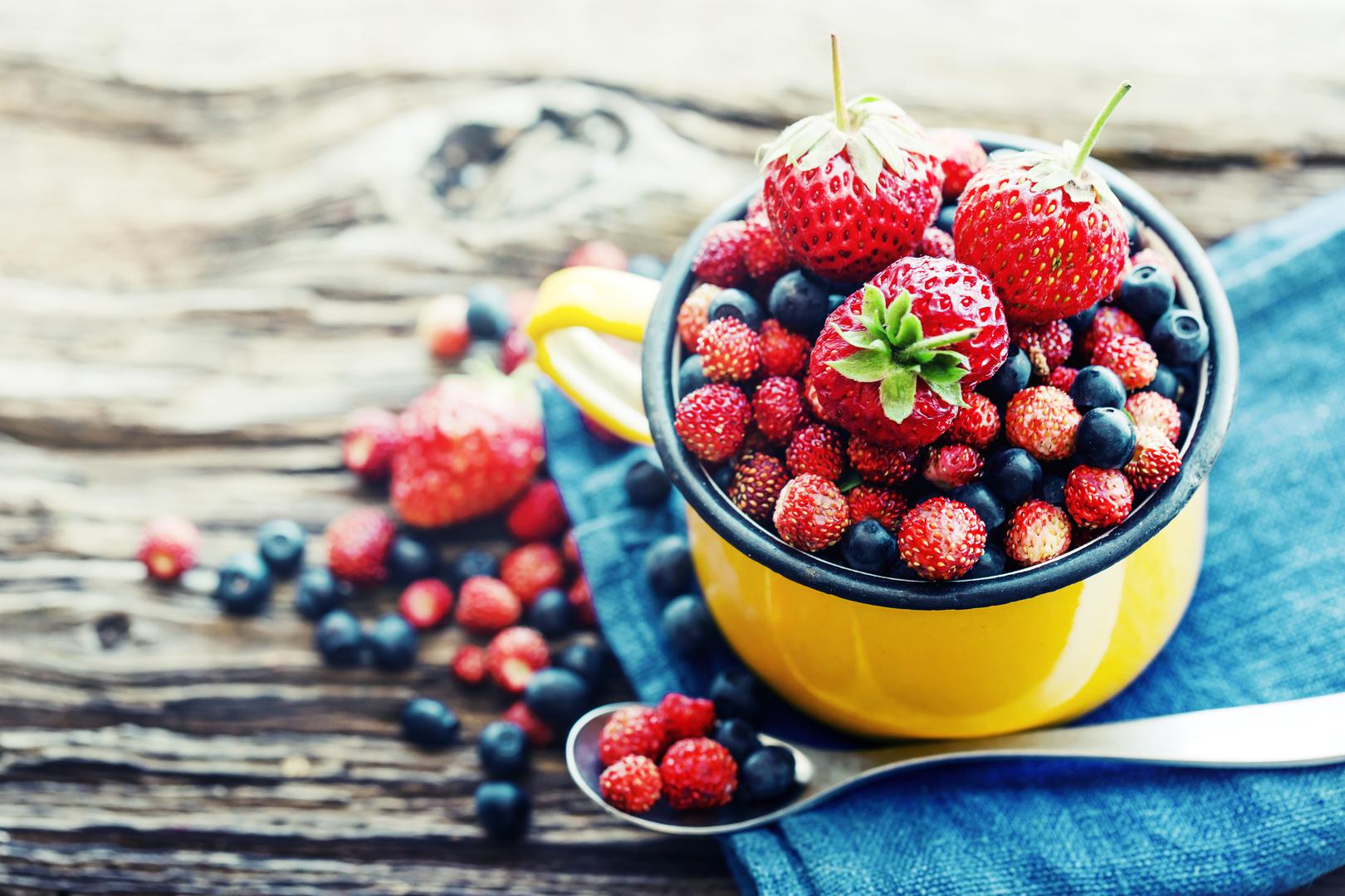 Bobičasto voće: Prema Shiueu, bobičasto voće obično ima nisko glikemijsko opterećenje, što znači da ne dovodi do visokih skokova šećera u krvi – to može pomoći u sprječavanju dijabetesa. Bobičasto voće ima visoku razinu antioksidansa, koji pomažu u obnavljanju stanica, uključujući stanice u srcu. Ove kvalitete čine bobičasto voće izvrsnim izborom za desert kada žudite za nečim slatkim.