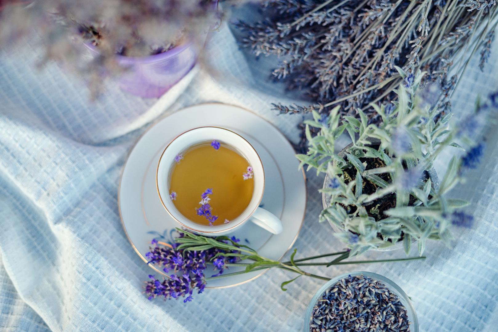 Čaj od lavande: Lavanda je poznata po svom izuzetno opuštajućem učinku na tijelo i um. Pijenje čaja od lavande može smanjiti napetost mišića i pomoći u boljoj kvaliteti sna. To je posebno korisno kod žena koje osjećaju pojačanu razdražljivost ili nesanicu u PMS fazi.