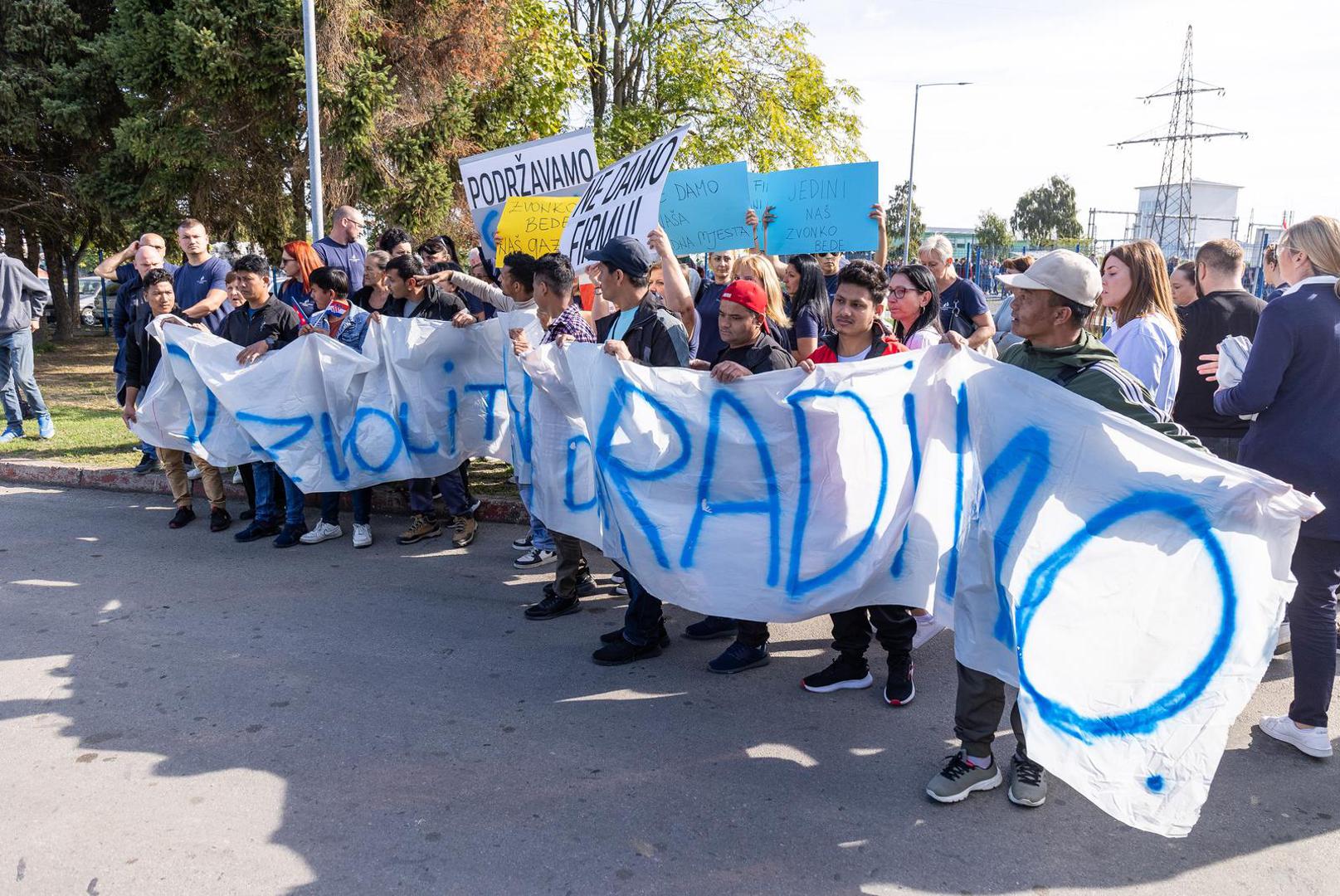 06.10.2023., Osijek - Radnici Drave International u koloni stigli ispred ulaza u tvornicu sa transparentima podrske vlasniku Zvonku Bedeu. Photo: Davor Javorovic/PIXSELL