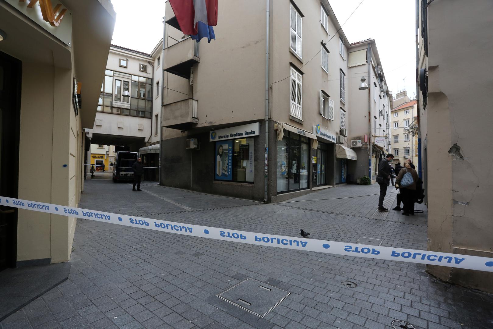 Poslovnica se nalazi u najužem središtu Rijeke, u Starom gradu. Na ulicama i trgovima središta Rijeke proteklih dana može se sresti vrlo malo ljudi, što je sigurno pogodovalo razbojnicima.

