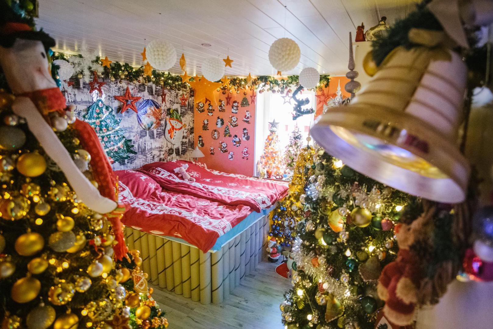 06 December 2021, Lower Saxony, Rinteln: Decorated Christmas trees stand in a house in Rinteln. Thomas Jeromin has set a new world record with 444 Christmas trees in his house. The record institute for Germany was there on Monday to check and confirmed the record. Photo: Ole Spata/dpa