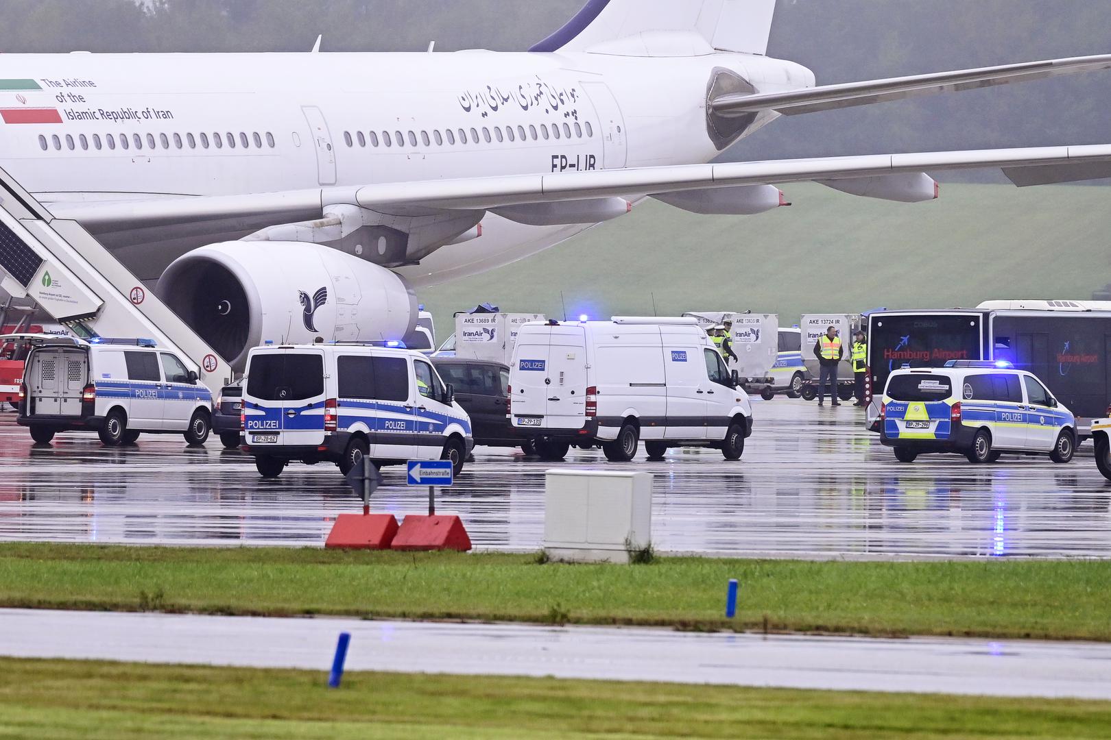 09 October 2023, Hamburg: Police emergency vehicles stand in front of an Iran Air aircraft at Hamburg Airport. Flight operations at Hamburg Airport, which were suspended due to a threat of an attack on an Iranian aircraft from Tehran, have resumed. Photo: Jonas Walzberg/dpa Photo: Jonas Walzberg/DPA