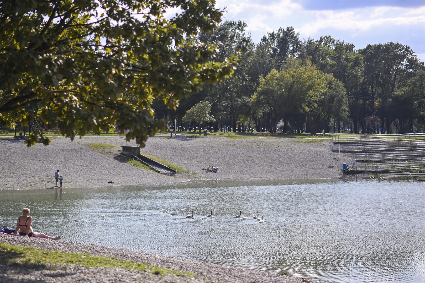 Bundek: Neposredno kod mosta u Novom Zagrebu nalazi se još jedno umjetno jezero – Bundek.  Osim jezera, tu su i biciklističke staze, šetalište i parkovi. Djeca se mogu igrati, a tu su i roštilji koje možete koristiti za zabave na otvorenom. Oko jezera postoje i kafići u kojima možete popiti piće ili pojesti sladoled. 