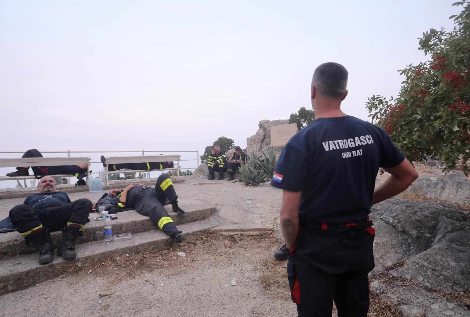 U Vrsinama kod Trogira gori od srijede popodne. I tu je riječ o otvorenom i slabo pristupačnom terenu koji vatrogascima otežava gašenje. Gori makija, trava i borova šuma, a vatra je zahvatila površinu od oko 500 hektara. 