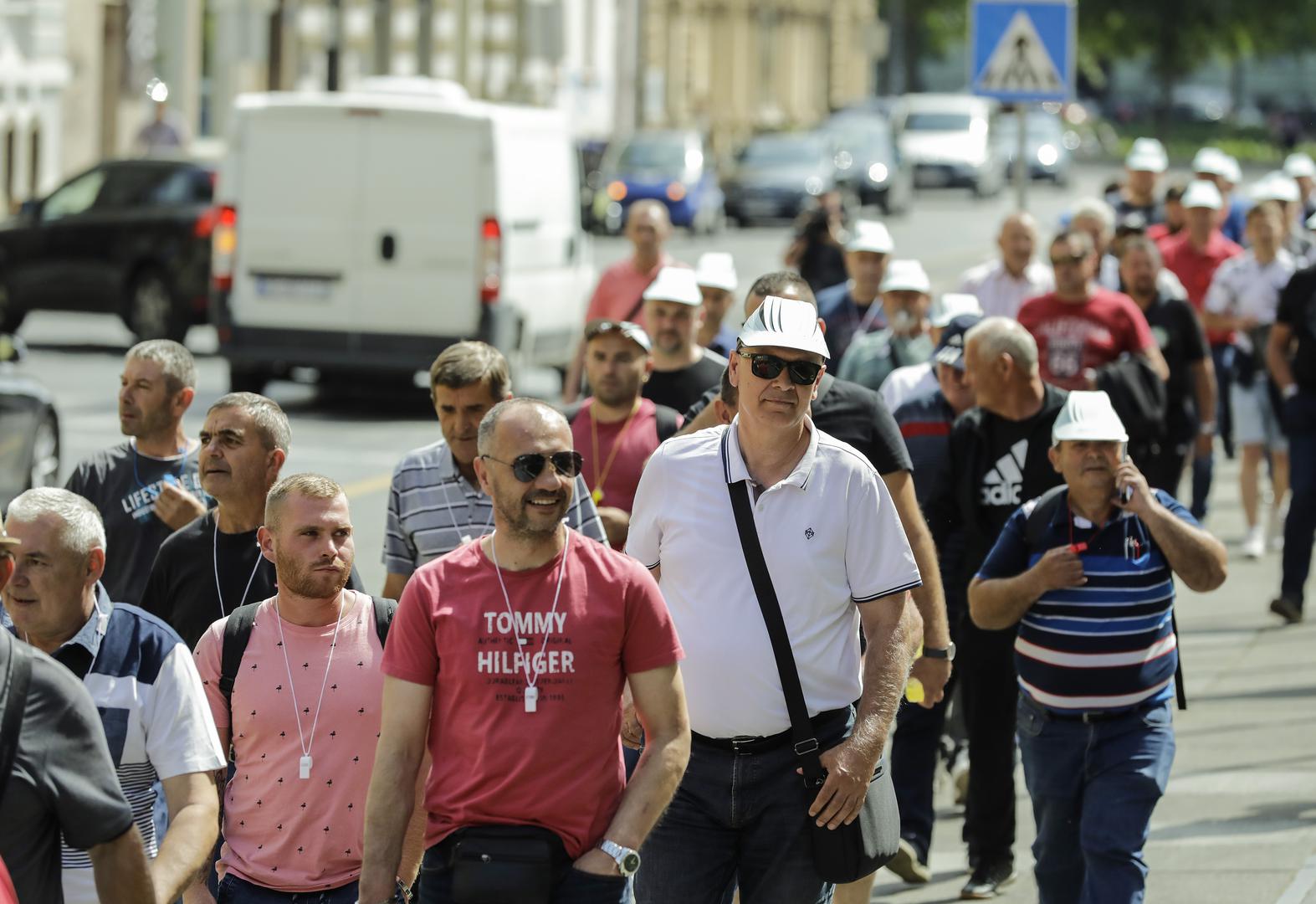 23.05.2022,Zagreb - Javni prosvjed Sindikata hrvatskih zeljeznicara.  Prosvjednici ce u 10,30 sati krenuti sa zapadne strane Glavnog  kolodvora prema Trgu sv. Marka. Zbog neodrzavanja pruga, tvrtka Pruzne gradjevine sada mora traziti pomoc. Sindikatu hrvatskih zeljeznicara cilj je sacuvati radna mjesta 1400 radnika i sacuvati Pruzne gradjevine kao jedinu domacu tvrtku sposobnu za gradnju i obnovu zeljeznickih pruga. Photo: Jurica Galoic/PIXSELL