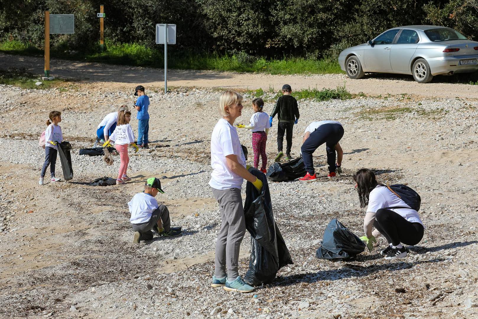 22.04.2023.., Pula  -

U sklopu akcije Vecernjeg lista Rezolucija zemlja u obalnom podrucju Sisana volonteri ciste obalno podrucje i sumu uvale Kale. Eko aktivisti Vodnjanstine i Liznjana Photo: Srecko Niketic/PIXSELL