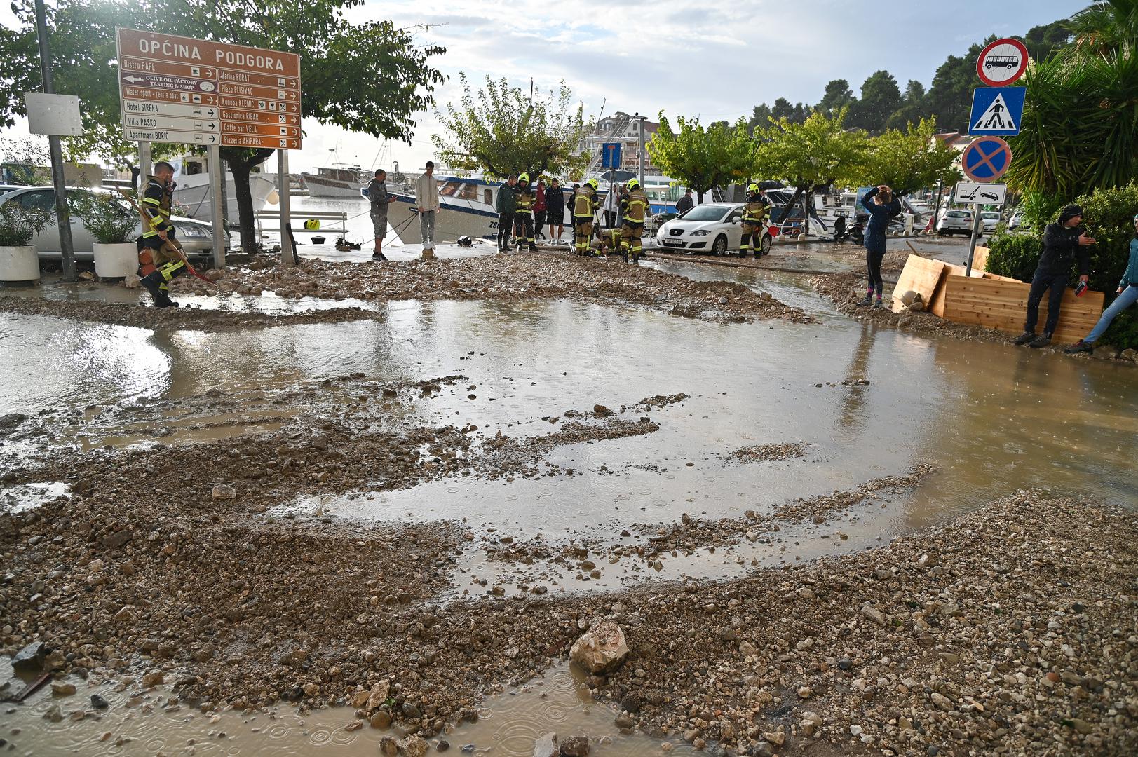 05.10.2024., Podgora - Jako nevrijeme gdje je palo do 140 litara kise po cetvornom metru strovilo je bujice na ulicama Podgore. Photo: Matko Begovic/PIXSELL