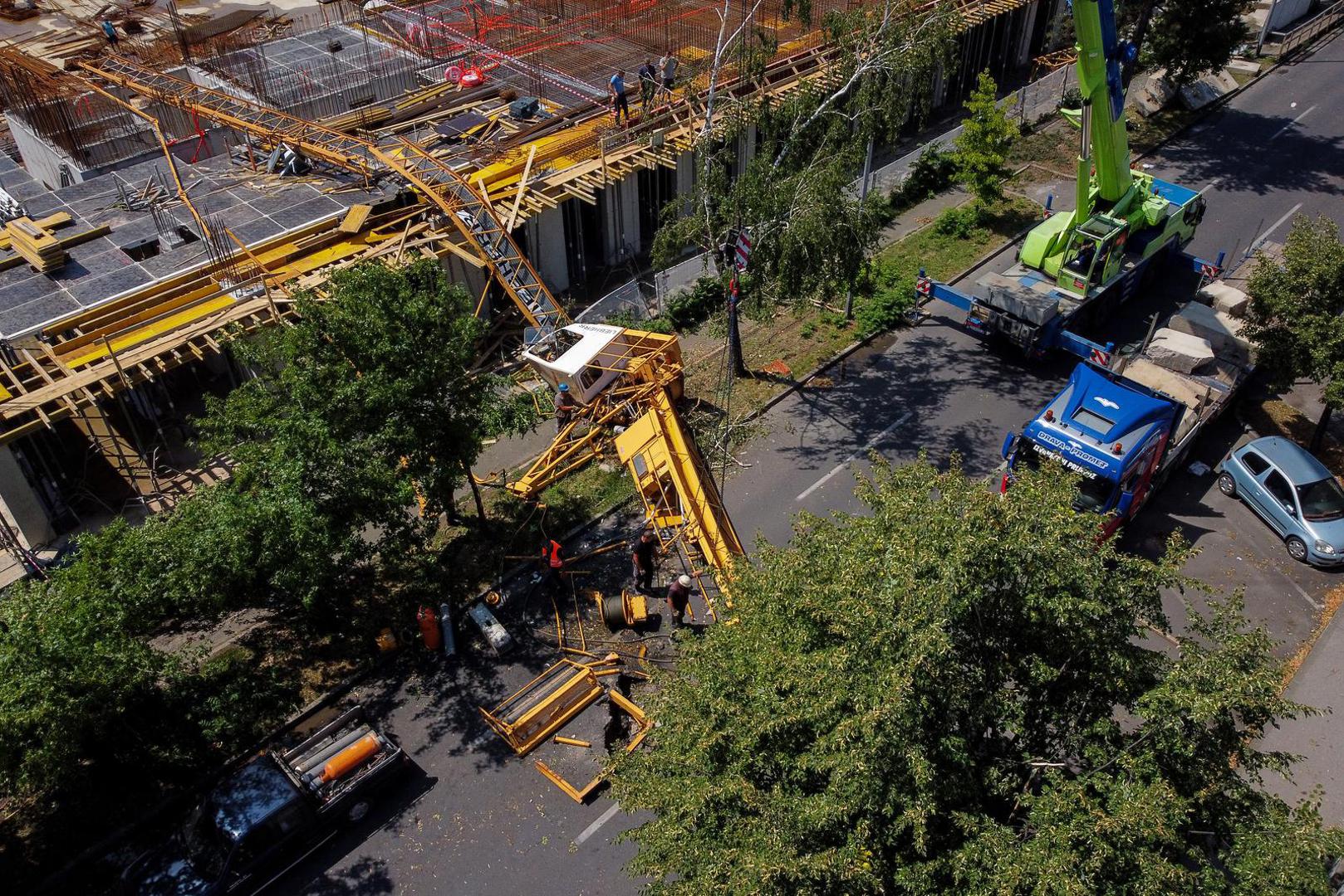 20.07.2023., Zagreb -  Uslijed strasnog nevremena i oluje u Prilazu baruna Filipovica pala je dizalica koja se ukopala u cestu. Fotografije iz zraka. Photo: Igor Kralj/PIXSELL