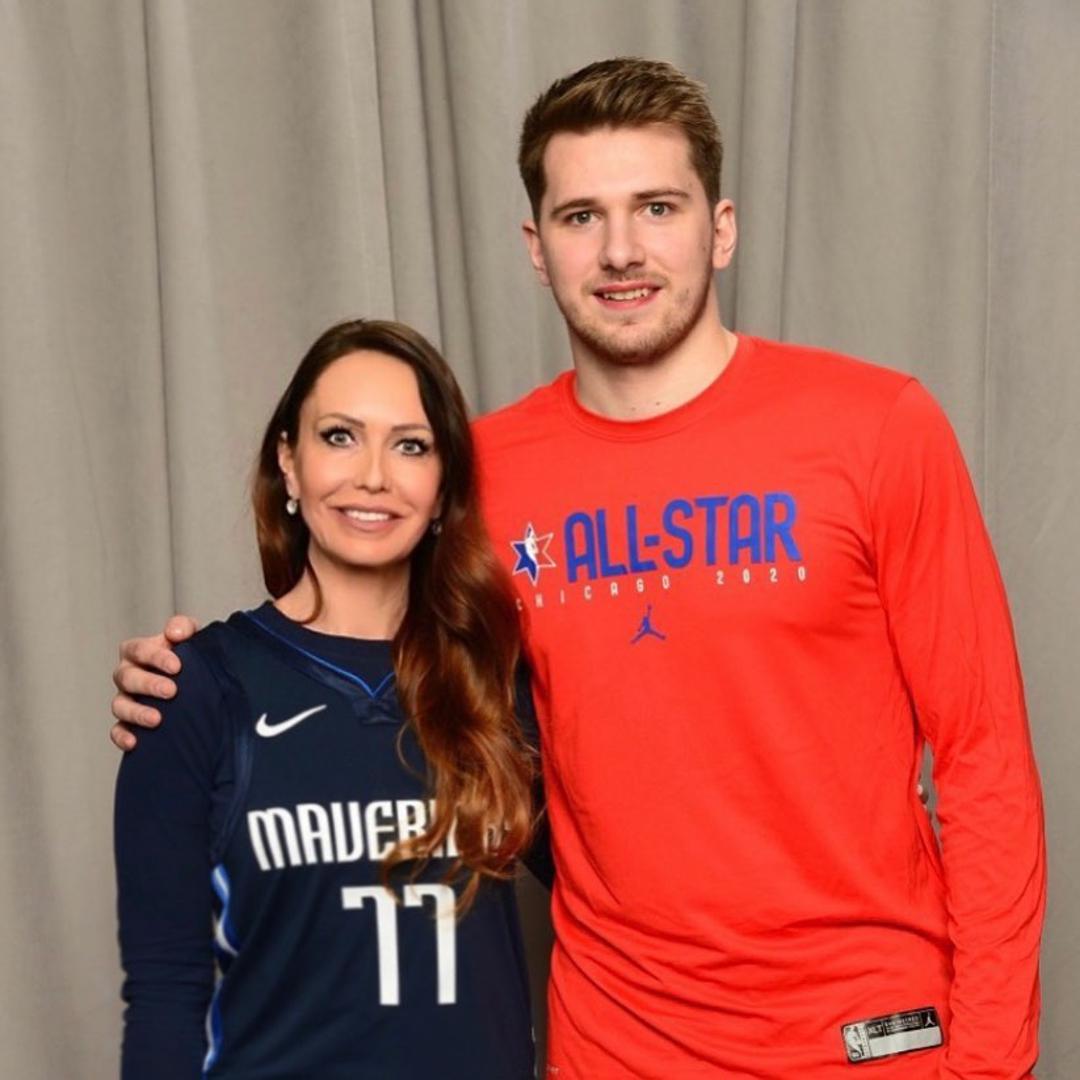 Iako je u prošloj utakmici ozlijedio gležanj, slovenski košarkaš Luka Dončić sinoć je u četvrtom susretu prvog kruga doigravanja NBA lige pružio fantastičnu partiju, te je tricom u zadnjoj sekundi produžetka donio pobjedu Dallasu 135-133, pa su sada Mavericksi i LA Clippersi poravnati u pobjedama, 2:2.