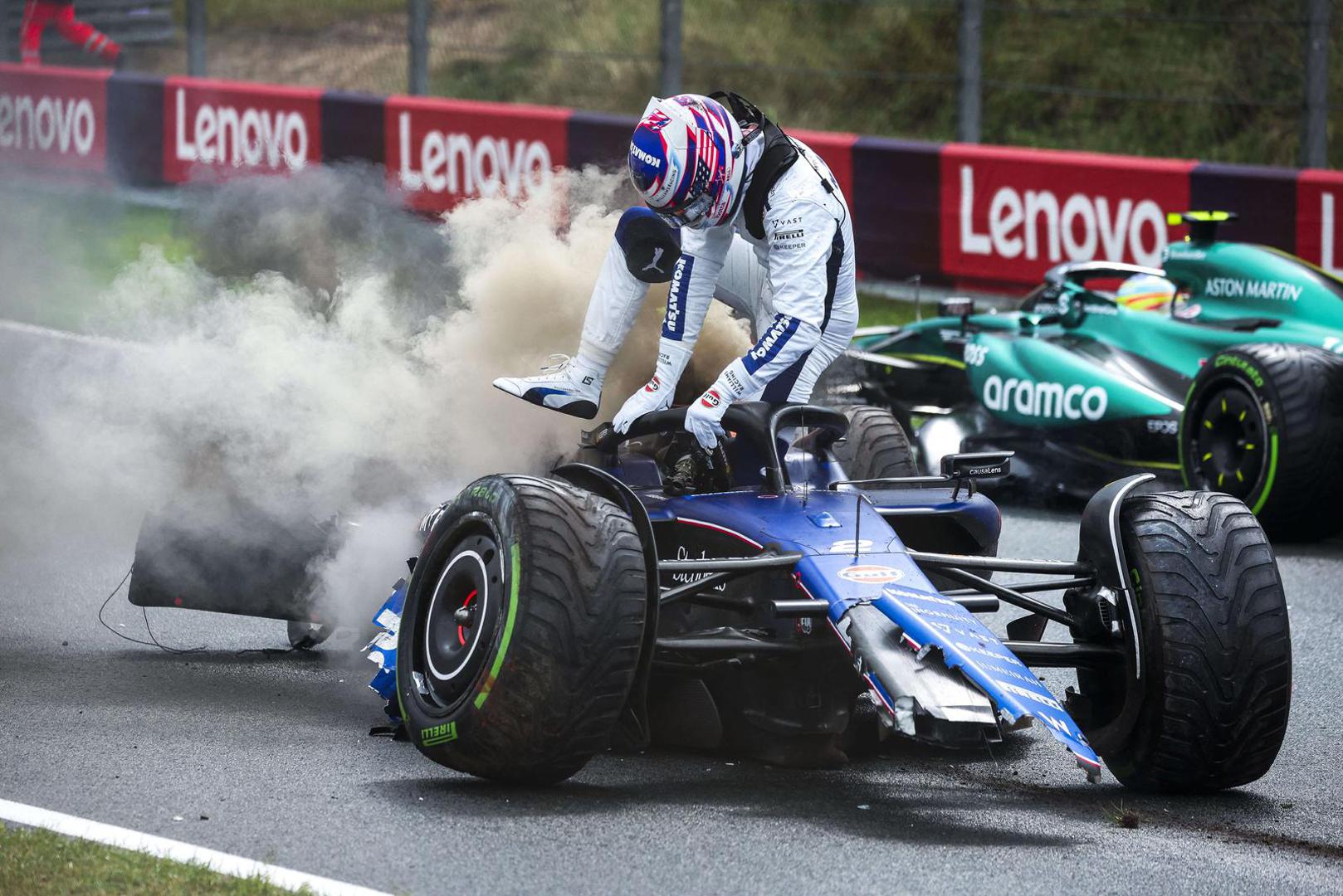 Logan Sargent (23) je na trećem treningu Formule 1 na nizozemskom Zandvoortu promašio trkaću putanju i udario u zid.