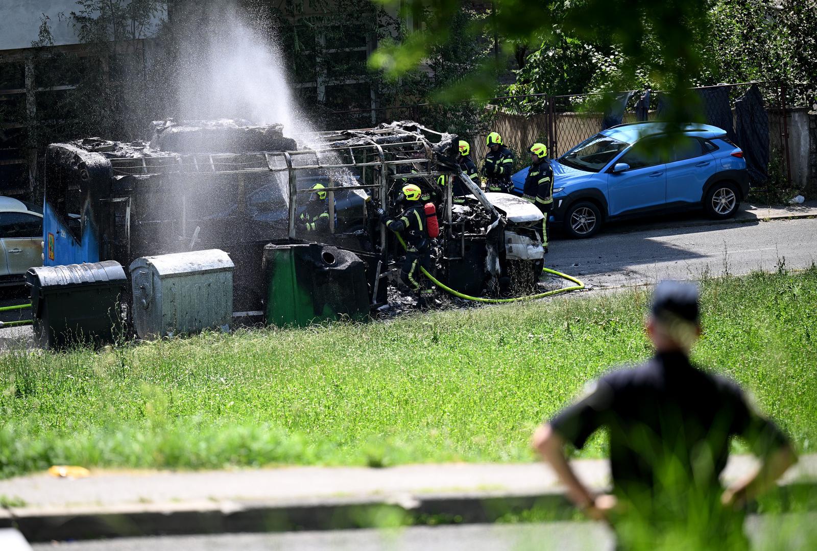 19.06.2023., Zagreb - U Hercegovackoj ulici planuo autobus ZET-a. ostecena okolna vozila i kontejneri. Photo: Davor Puklavec/PIXSELL