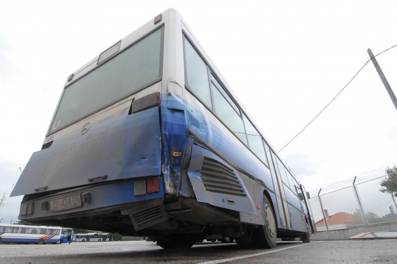 'ZADAR, 17.05.2010. Jutros se liburnijin gradski autobus sudario sa drugim autobusom na gradskom lokodvoru zbog nepaznje vozaca. Dvoje ljudi lakse je ozlijedjeno Photo: Dino Stanin/PIXSELL'