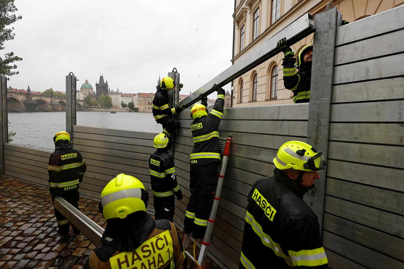 Firefighters assemble a water barrier in the medieval Kampa district to prevent flood water from spilling into streets, in Prague, Czech Republic, September 13, 2024. REUTERS/David W Cerny Photo: DAVID W CERNY/REUTERS