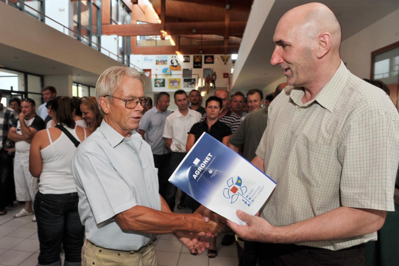 '29.06.2011., Gospodarska skola, Cakovec - Podjela diploma polaznicima obrazovanja za zanimanje cvjecar-aranzer, vinogradar-vinar i vocar, koje je financirala Europska unija. Najstariji polazik Mijo S