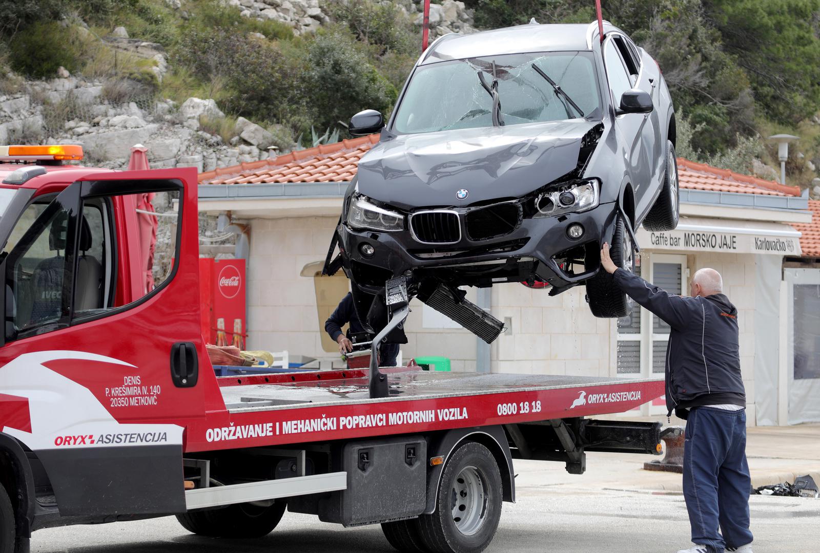 20.03.2023., Prapratno - Iz mora je izvucen osobni automobil koji je sletio u more dok su u njemu bile cetiri osobe. Tri osobe su spasene dok je jedna zenska osoba preminula.  Photo: Grgo Jelavic/PIXSELL