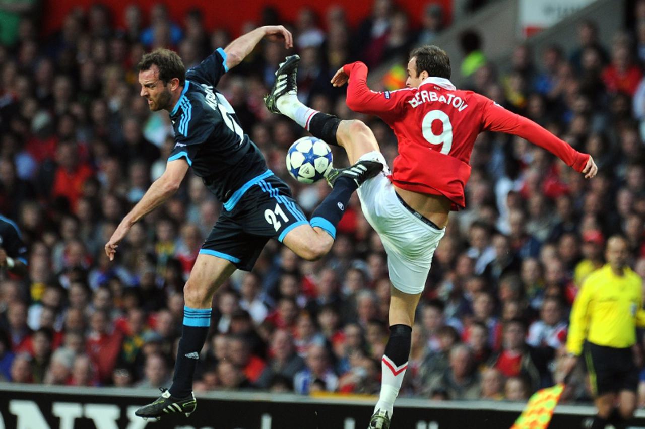 'Manchester United\'s Bulgarian striker Dimitar Berbatov (L) vies with Schalke\'s defender Christoph Metzelder during the UEFA Champions League semi-final second leg football match between Manchester 