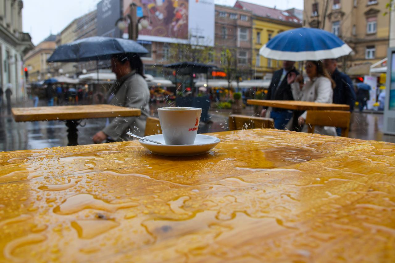 Kiša koja pada od jutra Zagrepčanima ukrala omiljenu subotnju aktivnost " ispijanje kave"