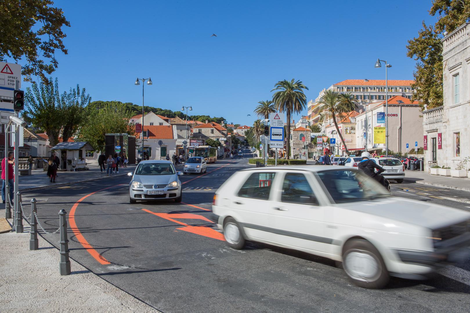 Za vožnju u suprotnom ili zabranjenom smjeru na prometnici nekog drugog tipa propisano je od 260 do 660 eura kazne, plus zaštitna mjera zabrane upravljanja motornim vozilom u trajanju od najmanje 3 ili 6 mjeseci (ovisno o tome koji je vozaču put da su ga uhvatili da vozi u suprotnom smjeru).