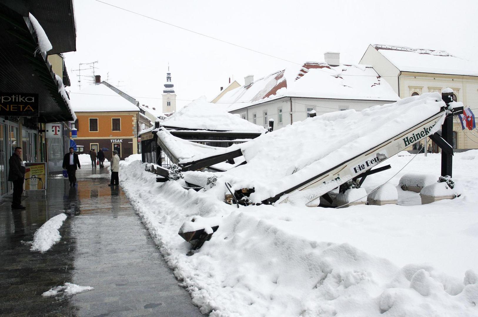 15.01.2013., Cakovec - Zbog tezine snijega, srusila se stara nadstresnica u centru grada. Srecom nitko nije ozlijedjen.r Photo: Vjeran Zganec-Rogulja/PIXSELL