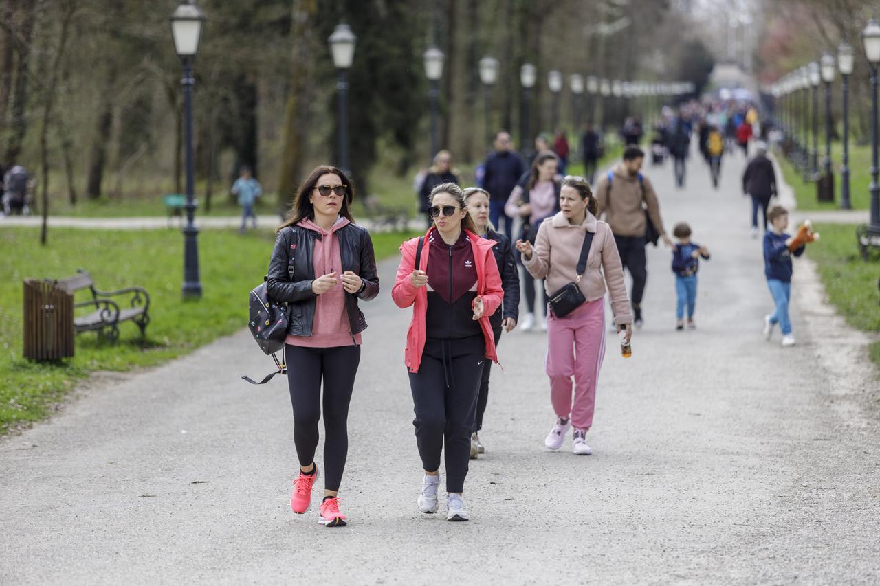 Zagreb: Zagrepcani su suncan i topao dan iskoristili za setnju Maksimirom