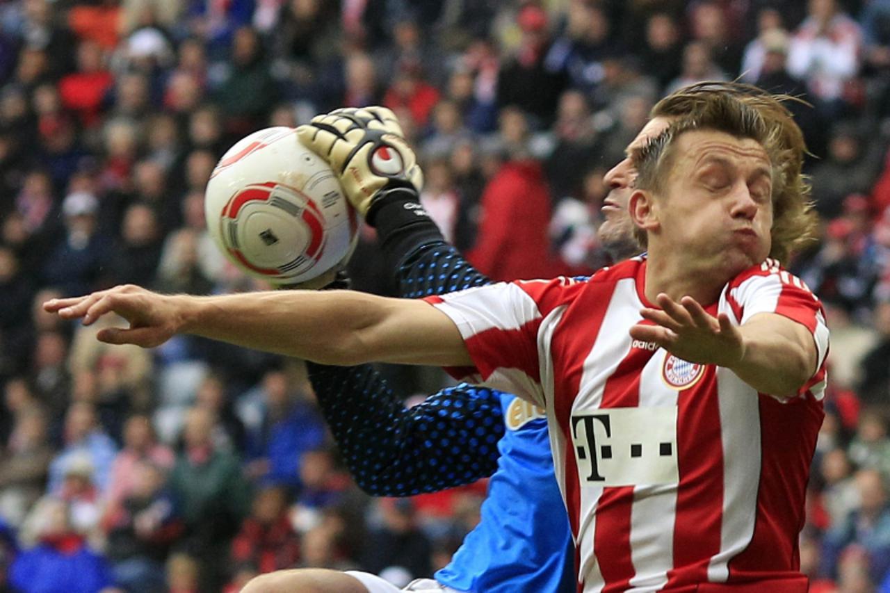 'Christian Wetklo of Mainz 05 makes a save next to Munich\'s Ivica Olic during their German Bundesliga first division soccer match against Bayern in Munich September 25, 2010. REUTERS/Michael Dalder  