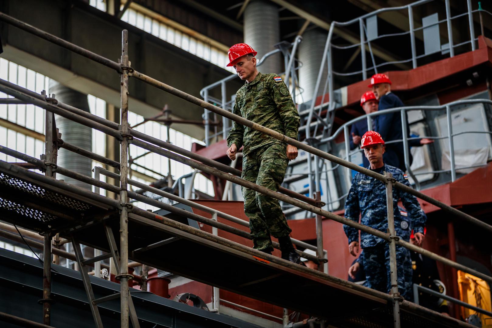 10.04.2024., Split. -  Posjeta Ministra Ivana Anuncia Brodogradilistu Split uz pratnju Tomislava Debeljaka i generala Tihomira Kundida, obisli su brod koji brodosplit gradi za Hrvatsku Vojsku. Photo: Zvonimir Barisin/PIXSELL