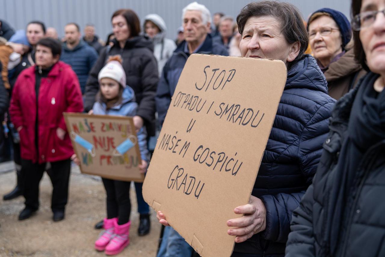 U Gospiću održan prosvjed radi odlaganja opasnog otpada 