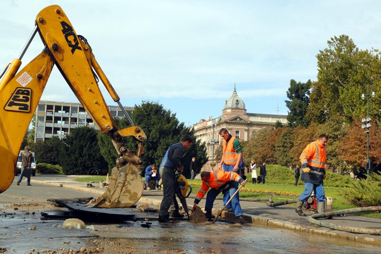 'zagreb, trg marsala tita   19.10.2009. Radovi na sanaciji puknute vodovodne cijevi u strogom centrz zagreba. Puknuce cijevi uzrokovalo je zatvaranje okolnih poplavljenih ulica za promet.  Photo: Patr