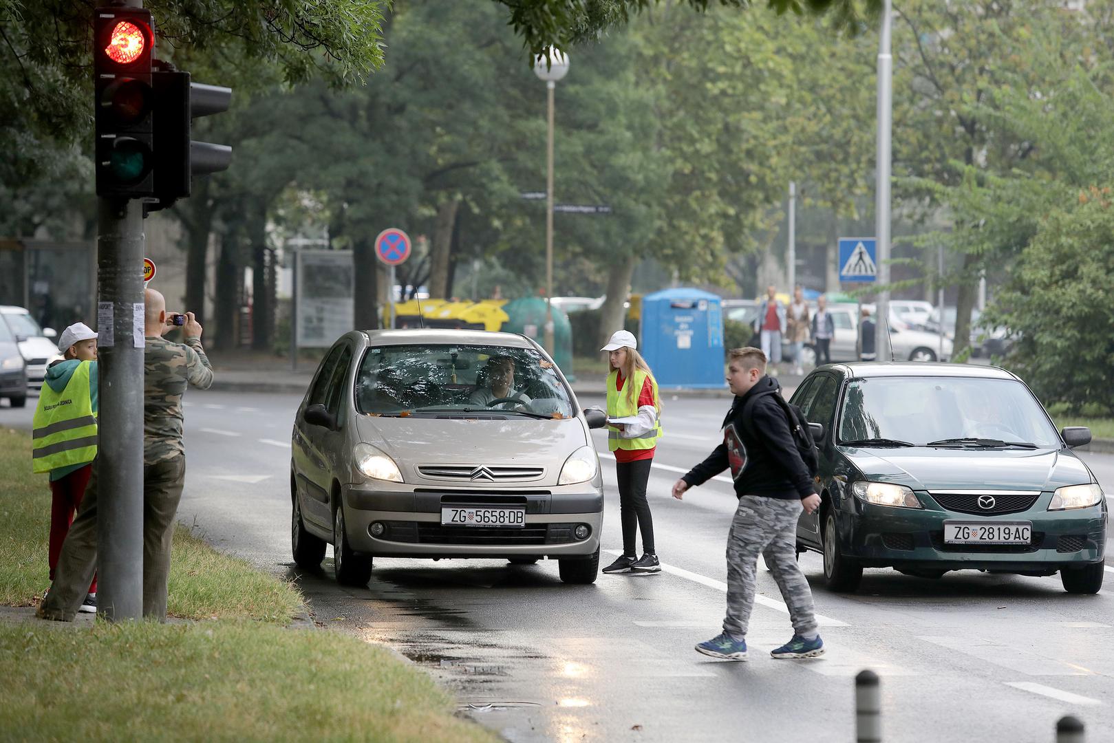 Pripadnici Školske prometne patrole pomažu učenicima sigurno doći do škole