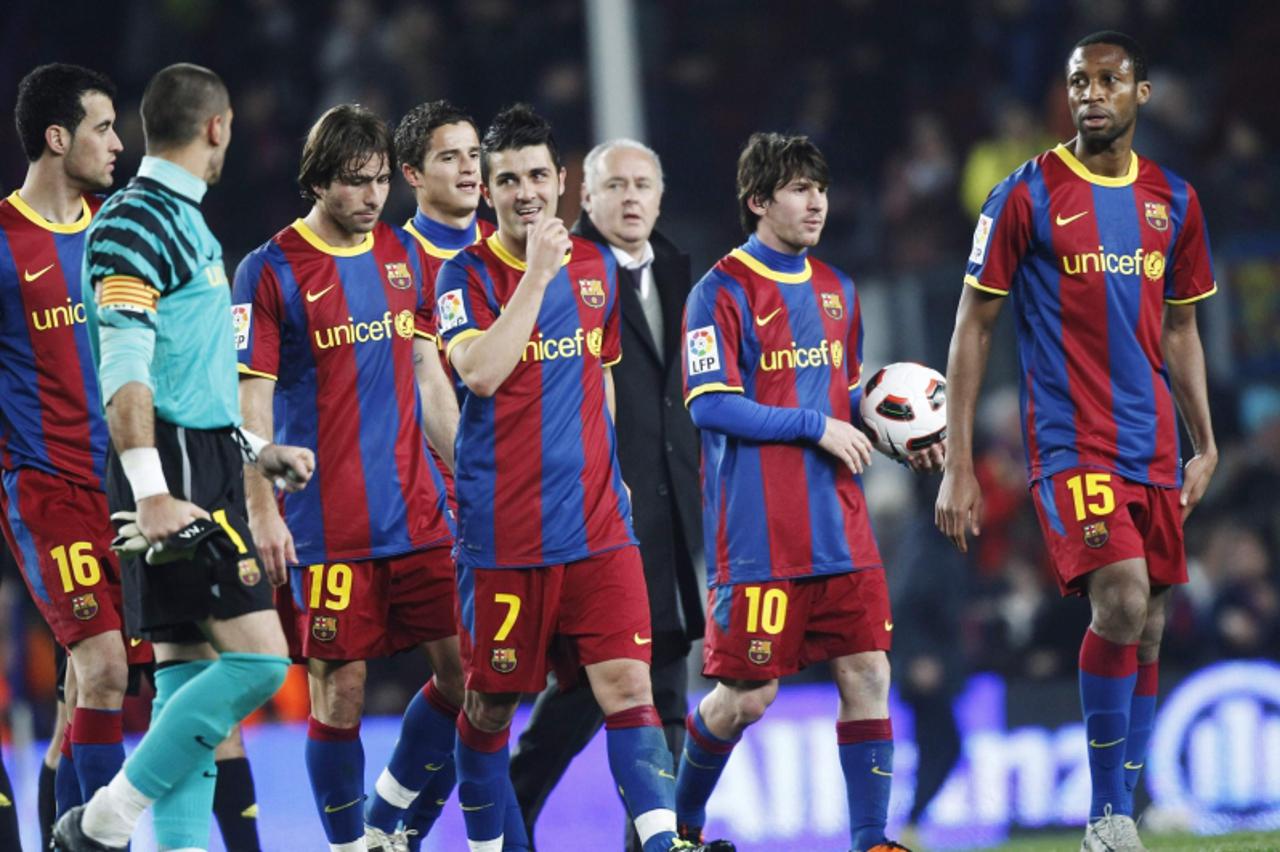 \'Barcelona\'s players leave the pitch at the end of the match against Atletico Madrid during their Spanish first division soccer match at Nou Camp stadium in Barcelona February 5, 2011. REUTERS/Gusta