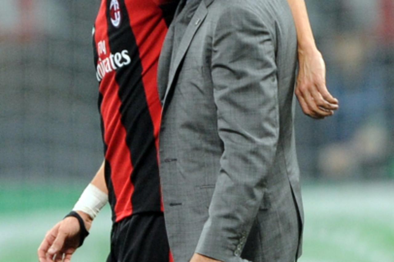 \'Real Madrid\'s Portuguese coach Jose Mourinho (R) hugs AC Milan\'s forward Filippo Inzaghi at the end of their Champions League group G football match on November 3, 2010 at San Siro Stadium in Mila