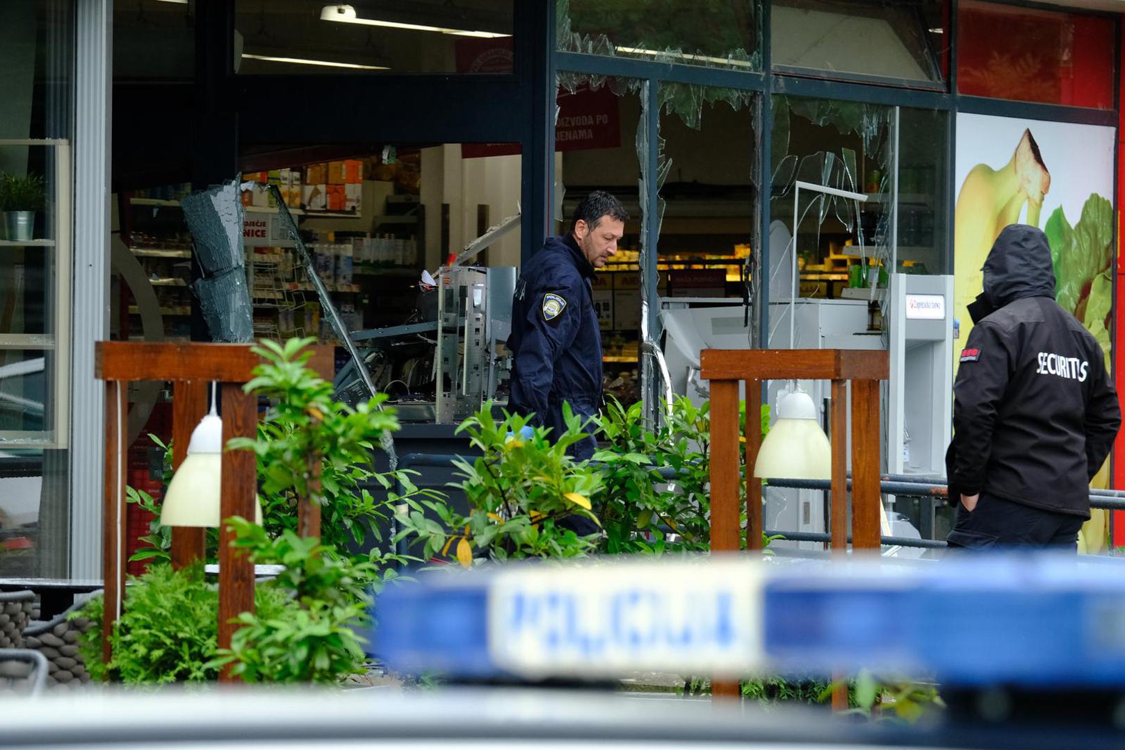 30.05.2022., Zagreb - Oko 4:30 ujutro u zagrebackom naselju Sopot, izazivanjem eksplozije ostecen je bankomat. Ocevid je u tijeku. Photo: Slaven Branislav Babic/PIXSELL